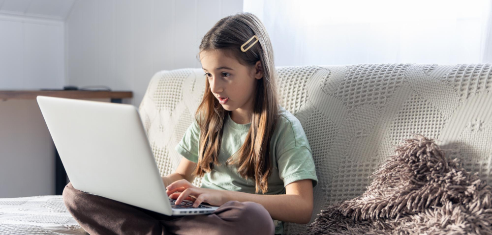 A child working with Andrew on the Kid Startupper platform